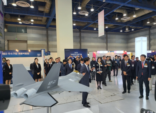 6일 서울 코엑스에서 열린 '2023 대한민국 산업기술 R&D 대전'에서 태진수(사진 가운데) KAI 상무가 장영진 산업부 차관에게 설명을 하고 있다. KAI 제공